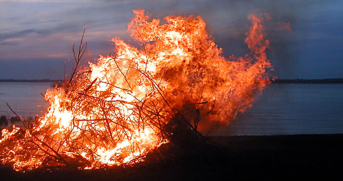 Валпургиева нощ е празник празнуван в нощта на 30 април срещу 1 май в Германия Финландия Швеция ПроизходЧестването е
