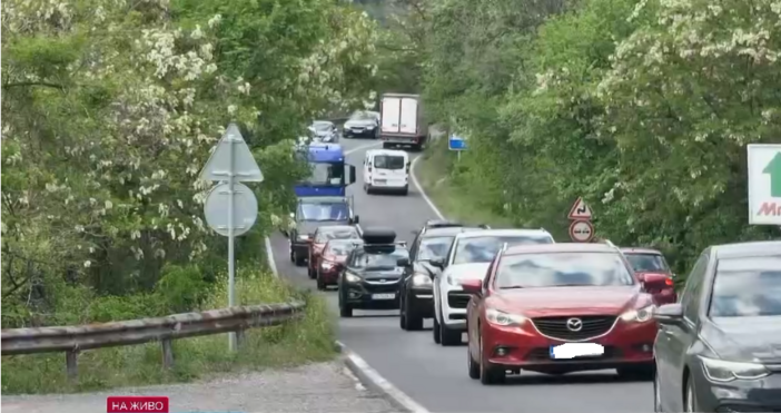 От обед трафикът по пътя за Гърция през Кресненското дефиле