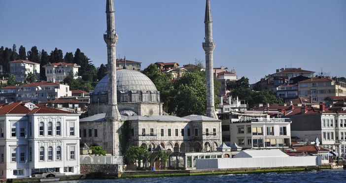 Турският мегаполис Истанбул осъмна днес с блокирано движение на много