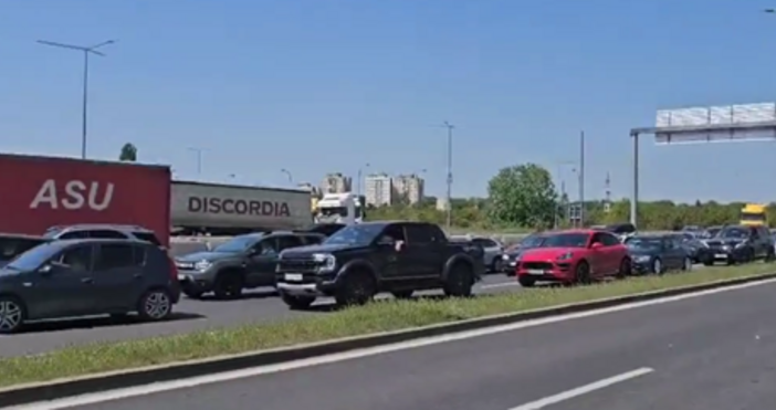 Огромно задръстване на Дунав мост в посока България предаде репортер