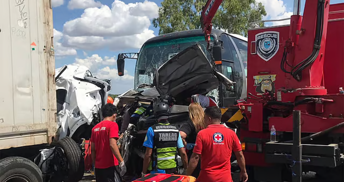 Десет души загинаха и други 37 бяха ранени при пътен