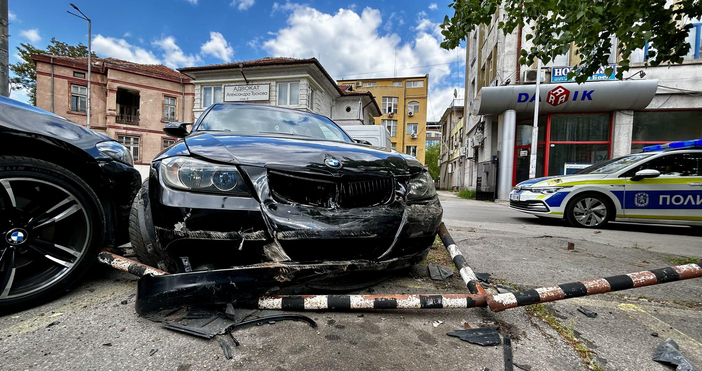 18-годишен шофьор с беемве помете три паркирани коли в Хасково.
