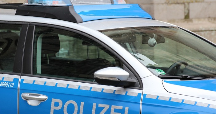 Най малко трима души бяха ранени след като автомобил се вряза