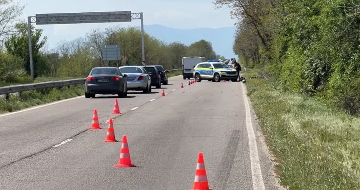 стоп кадър KnewsМотоциклетист е с опасност за живота след пътен