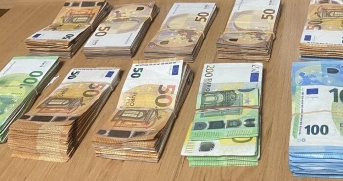  Недекларирана валута за близо 120 000 лева откриха митническите служители на Митнически