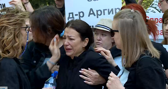 Близки приятели роднини и много пловдивчани се събраха пред частната