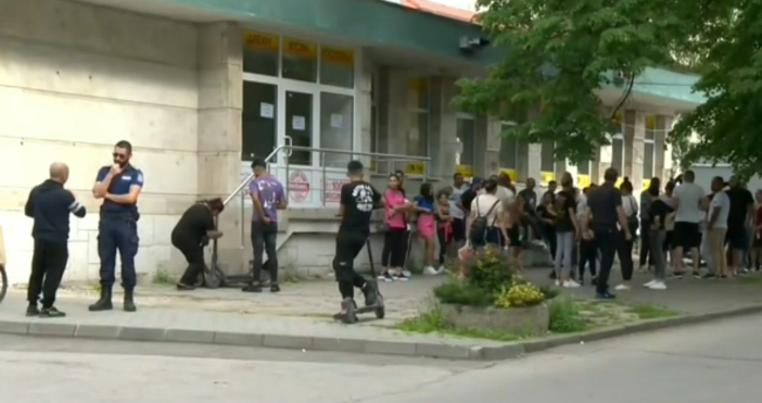 Близки и жители на Литаково излязоха на протест заради починалото