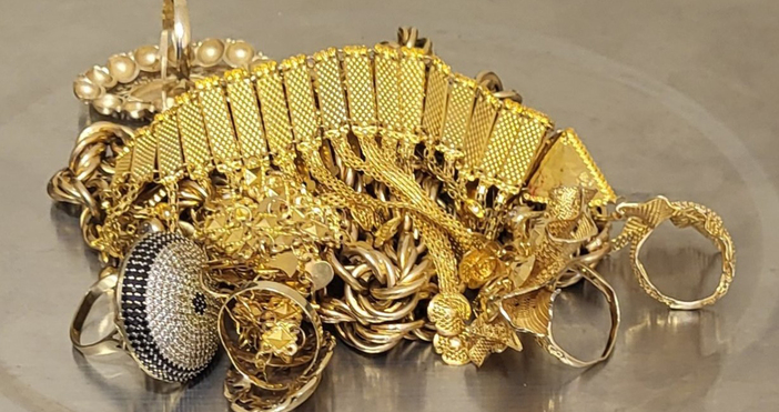 Близо 120 гр златни бижута бяха установени от митническите инспектори