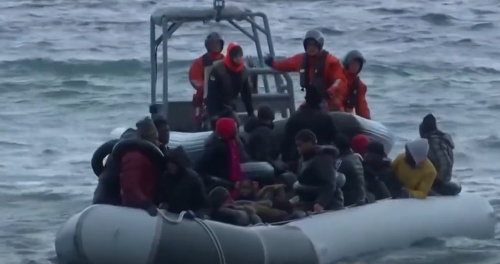 Кадри YoutubeГръцкият министър по миграцията Воридис внесе в парламента промени