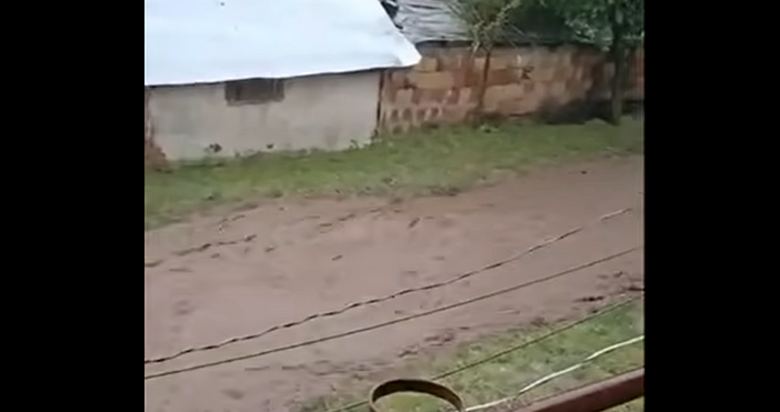 Доброволци и местна власт започват да разчистват щетите от проливния