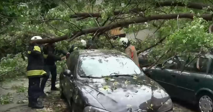 Кадри Нова телевизия Областна администрация ХасковоВследствие на интензивна градушка и