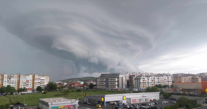 Снимки Фейсбук И Петров Н ХристоваСилен дъжд примесен с градушка