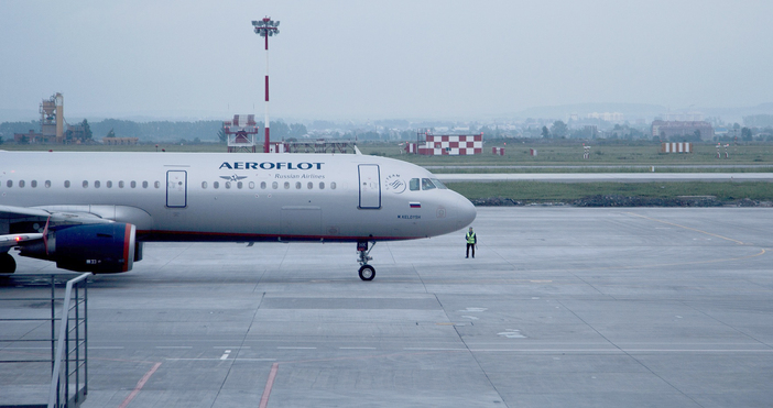 Най малко 350 полета са отменени или забавени в Русия от