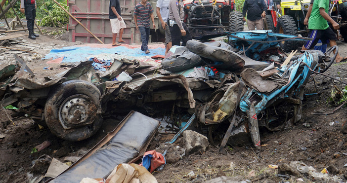 Най малко 11 учители в детска градина загинаха при катастрофа между