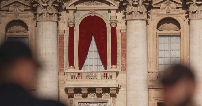 Черен дим се издигна над Сикстинската капела в 12 53 ч