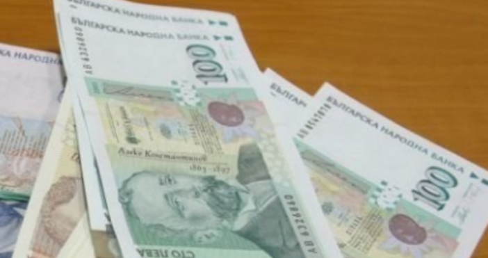 От фейсбук страницата на Петър Кичашки той е доктор по конституционно