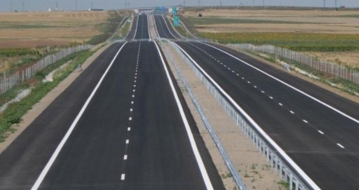 Движението в два участъка от автомагистрала Тракия в посока Бургас се спира
