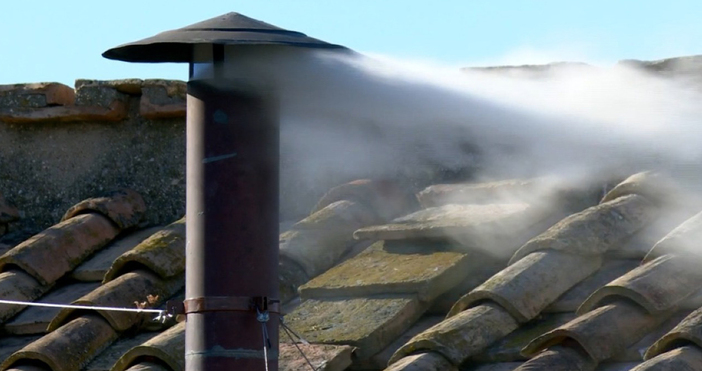 Очаква се след като новоизбраният папа приеме избора старшият кардинал дякон