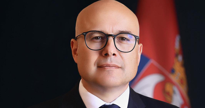 Бившият сръбски премиер Милош Вучевич бе замерван с яйца и