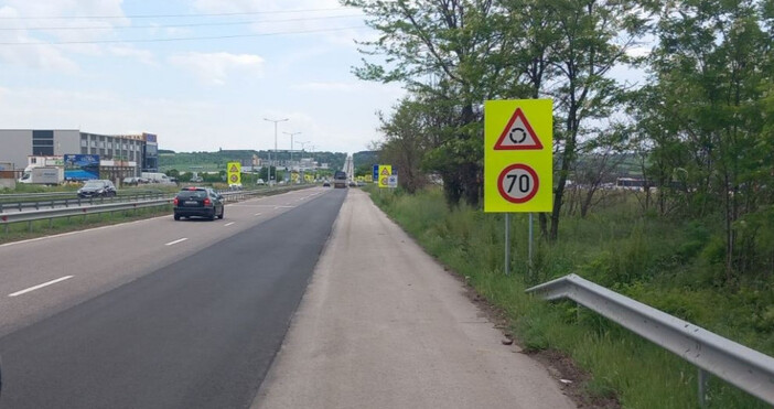 Ремонтира се настилката в отсечки от републиканската пътна мрежа включени