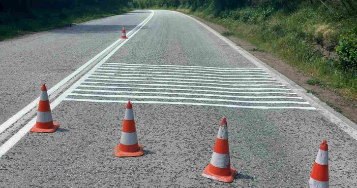 Полага се хоризонтална маркировка в участъка от път I 3 край