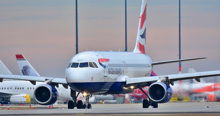 Самолет е прекъснал излитането си на пистата в Гетуик след
