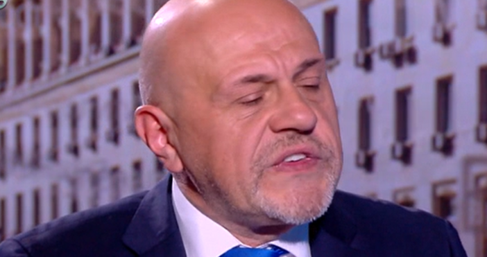 Чисто правно категорично подобно искане противоречи на Конституцията Но то