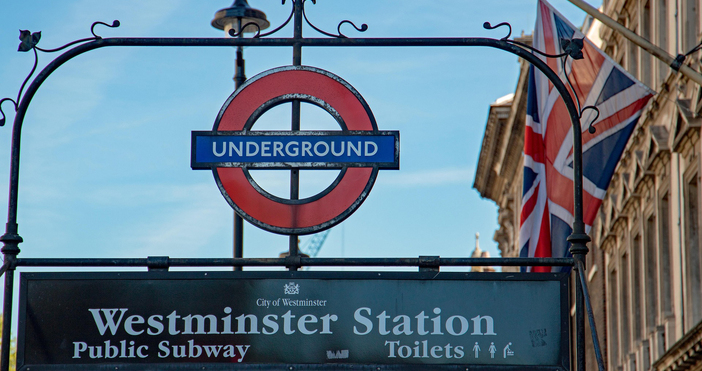 Няколко линии на лондонското метро бяха временно спрени заради прекъсване