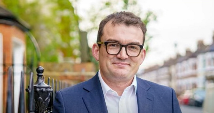 Британският депутат Патрик Спенсър бе обвинен в сексуален тормоз над