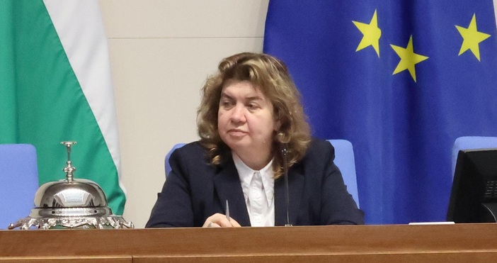 Председателят на Народното събрание Наталия Киселова връща на президента Румен Радев