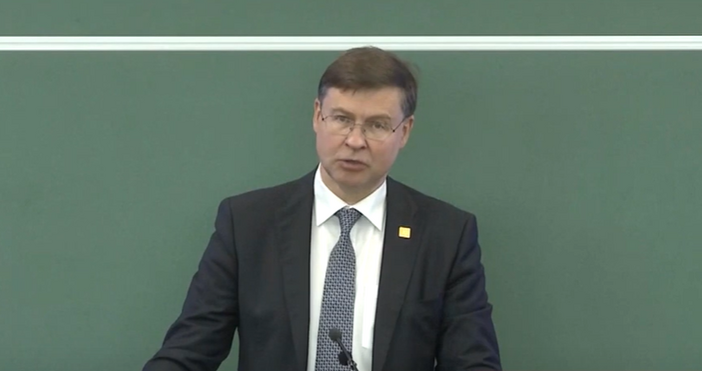 Министърът на финансите Теменужка Петкова и Народната банка се придържат