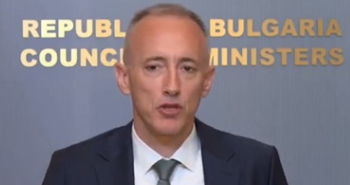 Образователният министър коментира и заповедта на кмета на София Васил