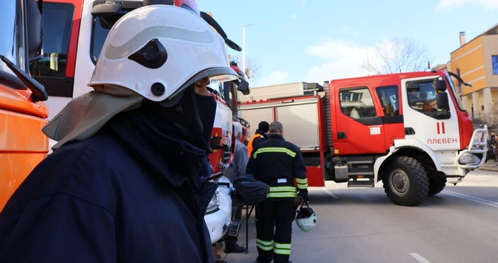 Катастрофа с две коли затрудни движението по пътя между Пловдив