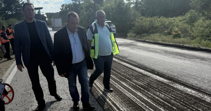 Снимки МРРБМинистърът на регионалното развитие и благоустройството Иван Иванов провери