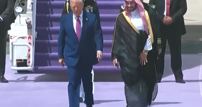 стоп кадър ЮтубПрезидентът Доналд Тръмп обеща да засили връзките на