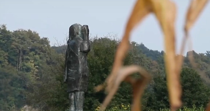 Първата статуя на Мелания Тръмп в родната ѝ Словения беше