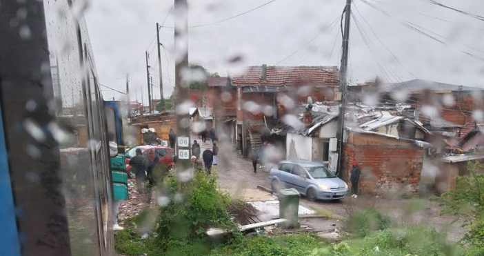 Влак удари неправилно паркиран автомобил в столичния квартал Факултета съобщиха