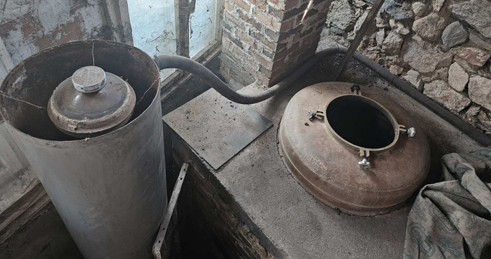 Снимки МВРГолямо количество алкохол без бандерол и незаконен казан за