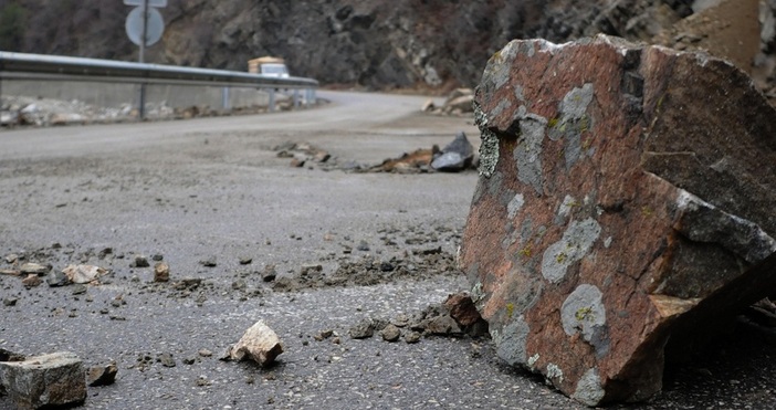 илюстрация Паднала скална маса затруднява движението по републикански път II 86