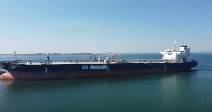 Гръцки танкер плаващ под либерийски флаг е бил задържан от
