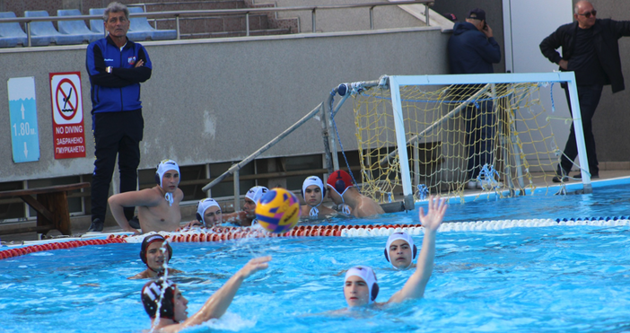 Ватерполистите на Комодор поднесоха на своя треньор Николай Николов –