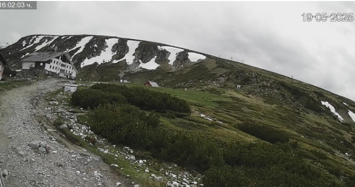 Изумителна гледка през май над Седемте рилски езераОколо 5 сантимeтра