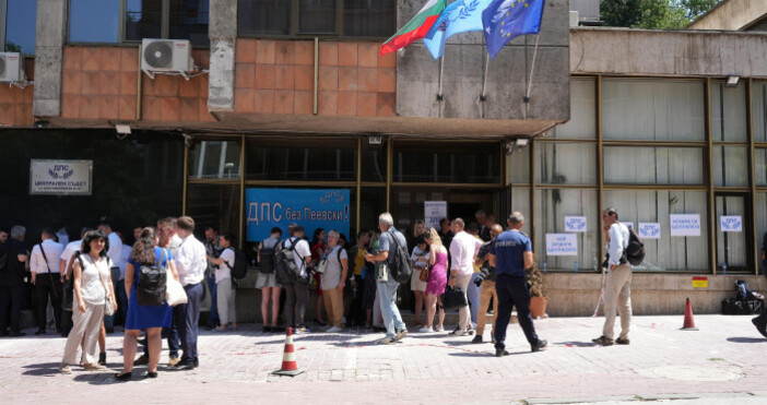 Представители на областната управа на София заедно с полиция влязоха