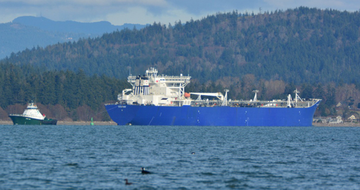 Гръцки танкер плаващ под либерийски флаг е бил задържан от