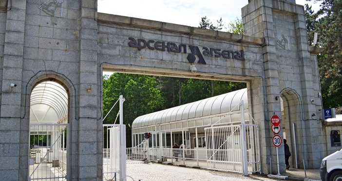 Работник от оръжейния завод Арсенал в Казанлък е пострадал при