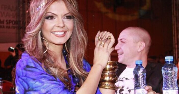 Галина Вичева Генчева по известна като Галена е българска попфолк и фолклорна певица Галена е родена на 21