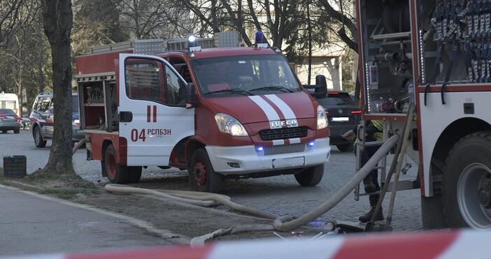 Евакураха възрастна трудноподвижна жена при пожар в Русе съобщиха от