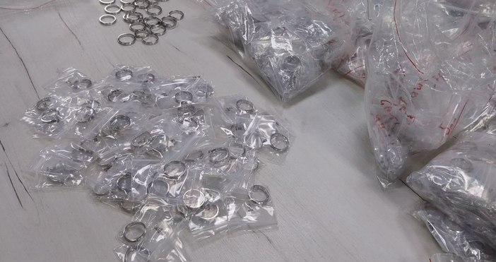 Недекларирани 14 552 кг сребърни пръстени маркови дрехи парфюми и чанти