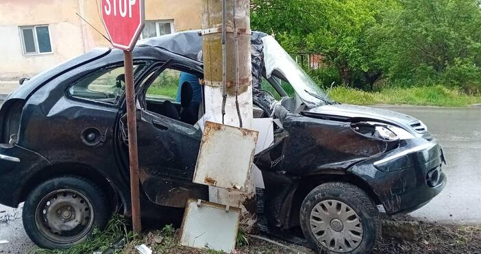 Снимки: Кола се заби в стълб във врачанско село, научи