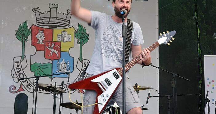 Тома Здравков е български рок певец Фронтмен на група Тома През 2008